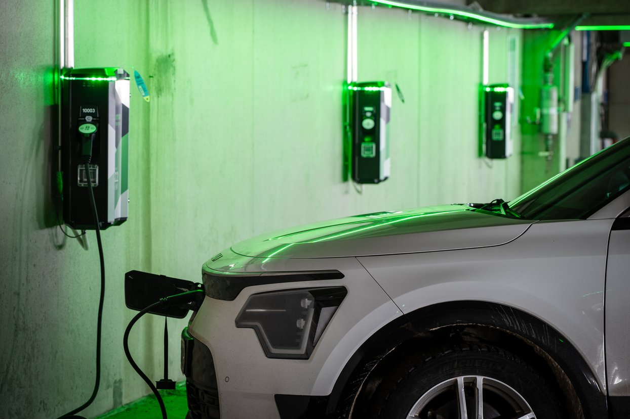 Sähköauton lataus Aimo Parkin pysäköintihallissa