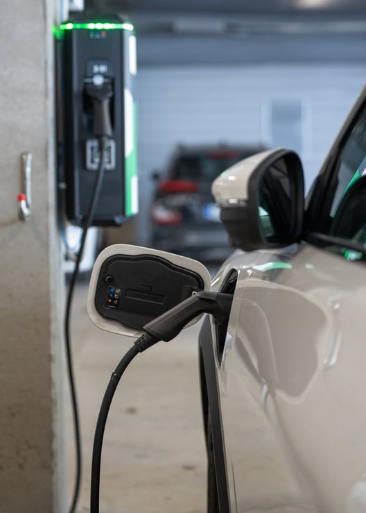 Sähköautojen latauspiste pakolliseksi osassa rakennuksia vuoden loppuun mennessä