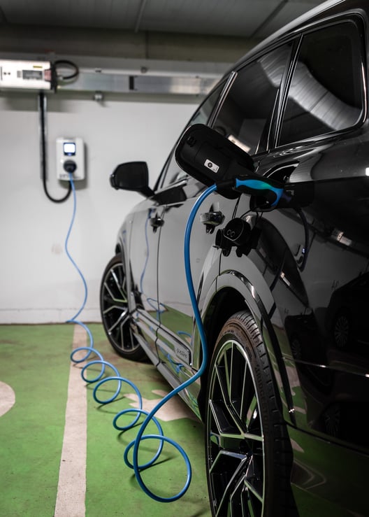 Tiedote sähköautojen ja hybridien lataamisesta Aimo Parkin hallinnoimissa pysäköintilaitoksissa